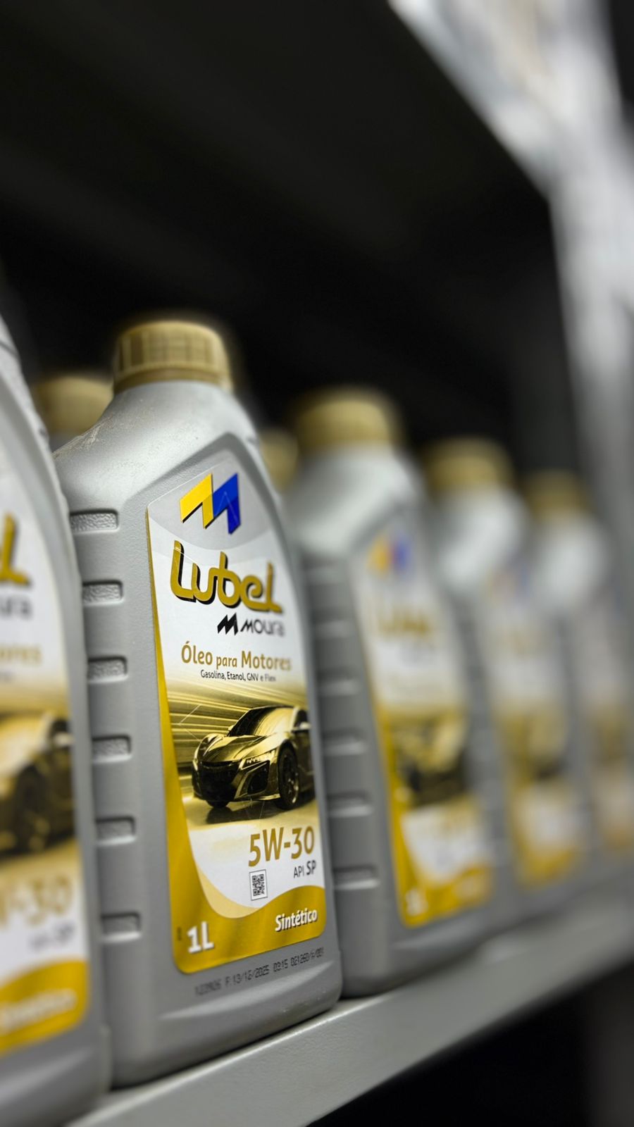 Frascos de óleo sintético Lubel 5W-30 na prateleira