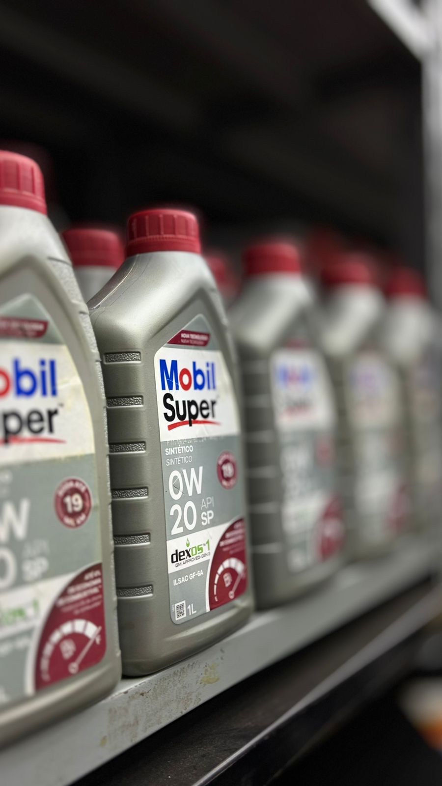 Frascos de óleo Mobil Super 0W-20 na prateleira